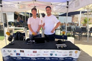 El teniente de alcalde garruchero, Álvaro Ramos, (derecha) con el presentador y periodista Guillermo Mirón durante la emisión del Hoy por Hoy Lev