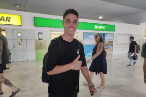 El nuevo futbolista del Almería con LA VOZ y Cadena SER en el aeropuerto. 