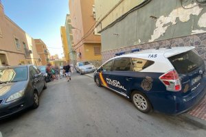 Un coche de Policía Nacional en la calle en la que ocurrieron los hechos.