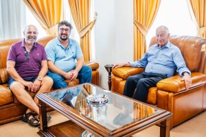 Representantes de la comunidad judía con Gabriel Amat.