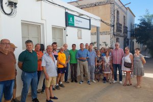 Juan Antonio Lorenzo, en el centro con camisa azul, ante el consultorio de Alsodux con vecinos del municipio.
