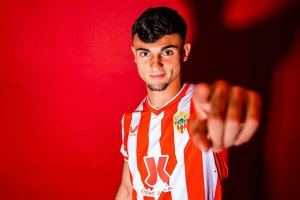 Marc Pubill ya posa con la camiseta rojiblanca y está listo para debutar.