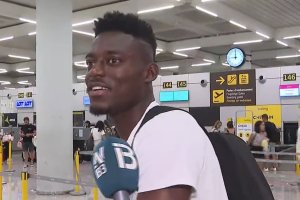 Iddrisu Baba captado por las cámaras de IB3 cuando iba a embarcar rumbo a Almería.