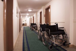 Sillas de ruedas en una residencia de mayores.