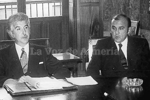 Pérez-Ugena, con traje y corbata oscura, en el despacho del gobernador Gías Jové.