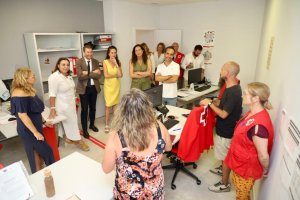 Loles López ha visitado la sede de la Cruz Roja en Almería.