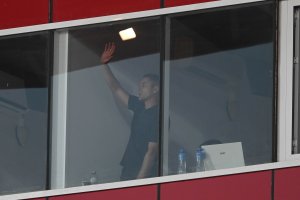 Francisco Rodríguez siguiendo el partido desde una de las cabinas del Mediterráneo.