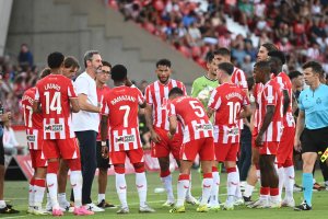 El técnico rojiblanco hablando con la plantilla en la pausa de hidratación.