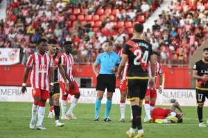 Alberola Rojas pitó dos penaltis pero luego no fue capaz de expulsar a Unai López.