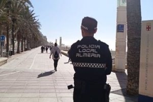Agente de Policía Local en el Paseo Marítimo.