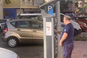 Usuario haciendo uso del servicio de zona azul.