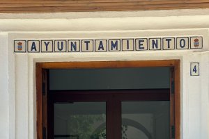 A la izquierda Alicia Cox, portavoz de Felixiempre, y a la derecha Yolanda Muñoz, concejala.