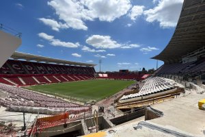 Vista de la grada principal. Ahora los trabajos se van al último fondo.