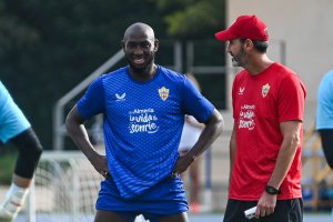 Vicente Moreno e Ibrahima Koné charlaron minutos antes de que comenzara el entrenamiento.