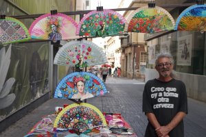 Manuel Morales junto a su puesto de venta móvil en la calle Castelar. (FOTO: Bernardo Claros)