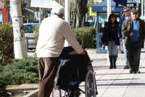 Miles de almerienses están a la espera de que se valore o apruebe su solicitud de la dependencia.