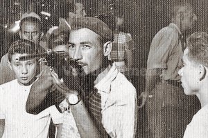 Juan Portillo haciendo alarde de su puntería en una noche de Feria con la clásica escopetilla de perdigones.