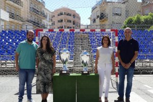 La alcaldesa y ediles del Gobierno local en la plaza.