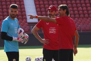 Vicente Moreno y Dani Pendín con el guardameta Luis Maximiano.