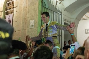 Navalón saliendo a hombros de la Plaza de Toros de Almería.