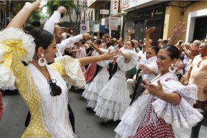 Un grupo de jóvenes disfruta de la Feria del Mediodía en una edición anterior.