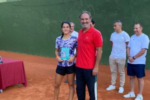 La ganadora junto al concejal Antonio Casimiro.