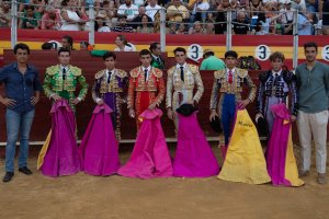 Los alumnos que intervinieron en la clase práctica con el director de la Escuela Taurina de Almería Ruiz Manuel y el profesor Sergio Roldán.
