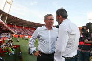 Saludo cordial entre Carlo Ancelotti y Vicente Moreno en el Mediterráneo.