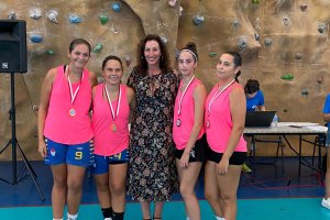 La alcaldesa felicitando a las campeonas.