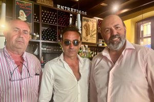 El torero Enrique Ponce es ya un habitual en Entrefinos y posa junto a su dueño, Paco Morales, y Juan Aguilera, presidente de 3 Taurinos 3.