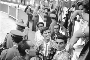 El Cordobés en la Plaza de Toros de Almería el 22 de agosto de 1962. A su lado, el novillero ‘Caracol’.