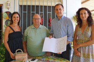 Alcalde, edil Festejos y teniente de alcalde entregando el acuerdo al pregonero.