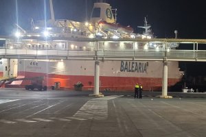 El ferri, ya atracado en el Puerto tras sufrir la avería que casi provoca un accidente.