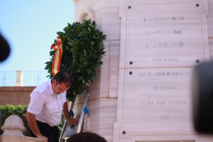 Flores para el recuerdo a los Mártires de la Libertad en el monumento en su memoria en la Plaza Vieja de Almería.