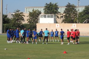 La charla de Vicente Moreno para comenzar el entrenamiento de este miércoles.