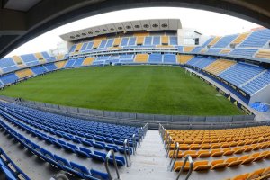 El Nuevo Mirandilla espera el Cádiz-Almería pero el partido se ha retrasado.
