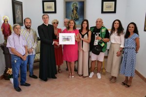 Autoridades en la presentación del cupón con la imagen de la Virgen del Saliente y su Romería.