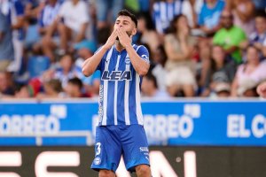 El defensa almeriense celebrando el gol para el conjunto vitoriano frente al Sevilla.