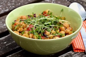 Ensalada de garbanzos para almorzar.