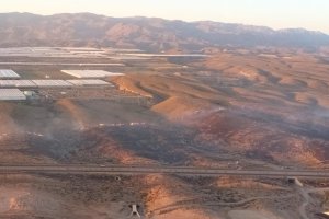 La imagen del incendio ayer junto a la autovía del Mediterráneo (A-7).