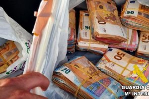 Imagen de la Guardia Civil del dinero incautado.