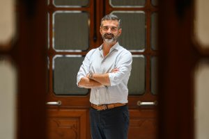 El consejero y portavoz del Gobierno andaluz posa en la Delegación del Gobierno de la Junta