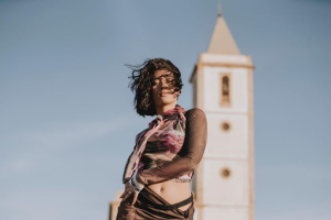 Chanel frente a la iglesia de Las Salinas.