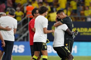 Kaiky Fernandes abrazándose a los compañeros después del empate en Cádiz.