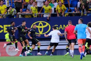 Momento de la celebración con Chumi y Kaiky, únicos centrales disponibles para el viernes.