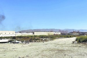 Quema de desechos y basuras acumuladas en el solar, en una imagen tomada el miércoles.