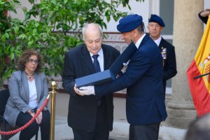 Joaquín Tapia recibe una placa de manos del coronel Soriano