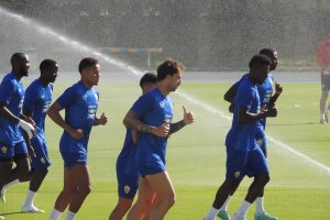 Eguaras sigue en el Almería en la última semana de mercado.