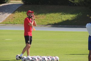 Vicente Moreno dando instrucciones en el Anexo.