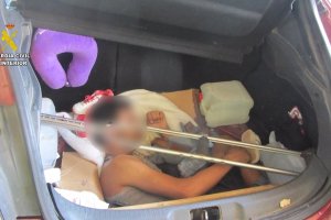 El hombre oculto en el maletero en una imagen difundida por la Guardia Civil. 
